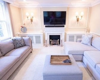 OwlHouseALX - Largest property in Old Town w Pool! Hosts 16+, 9bd, 99 walk score - Alexandria - Living room