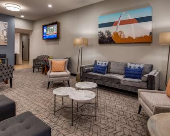 Best Western St. Louis Airport North Hotel & Suites - Hazelwood - Living room