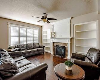 Spacious Clean Open Beautiful Executive Home w/ Tesla Charger - Post Falls - Living room