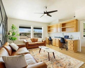 The Goat Desert Experience - Landers - Living room