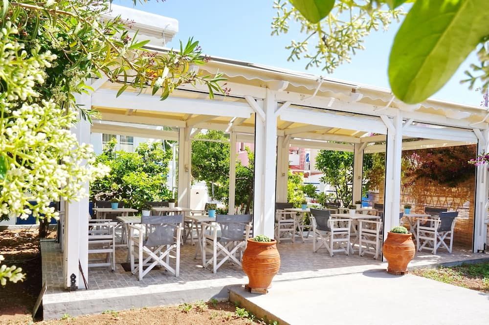 أكروجيالي هوتل