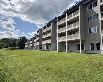 Cozy Loon Mountain Escape - Free Shuttle, Pool, Hot Tub, River&mnt Views - Lincoln - Building