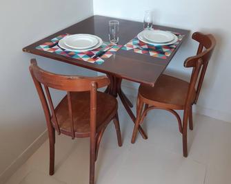 Mini Quarto e Sala Aconchegante em Ondina/garibaldi, Próximo a Ufba - Ondina - Dining room