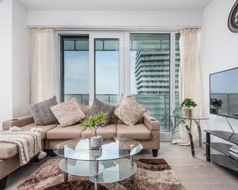Cozy Two Bedroom Two Bathroom Suite - Mississauga - Sala