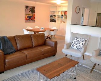 Spacious 2BR Heritage a few metres from the City - Hosted by Canstay - Canberra - Living room