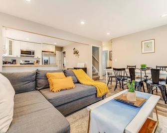 Entire Four Bedrooms House Close to Downtown Minneapolis Minneapolis, U of m US Bank Stadium - Minneapolis - Living room