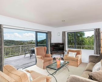 Skipper's Haven - Opua Holiday Home - Opua - Pokój dzienny
