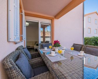 Apartments With Hot Tub Zupanje, Krk - 27848 - Klimno - Balkon