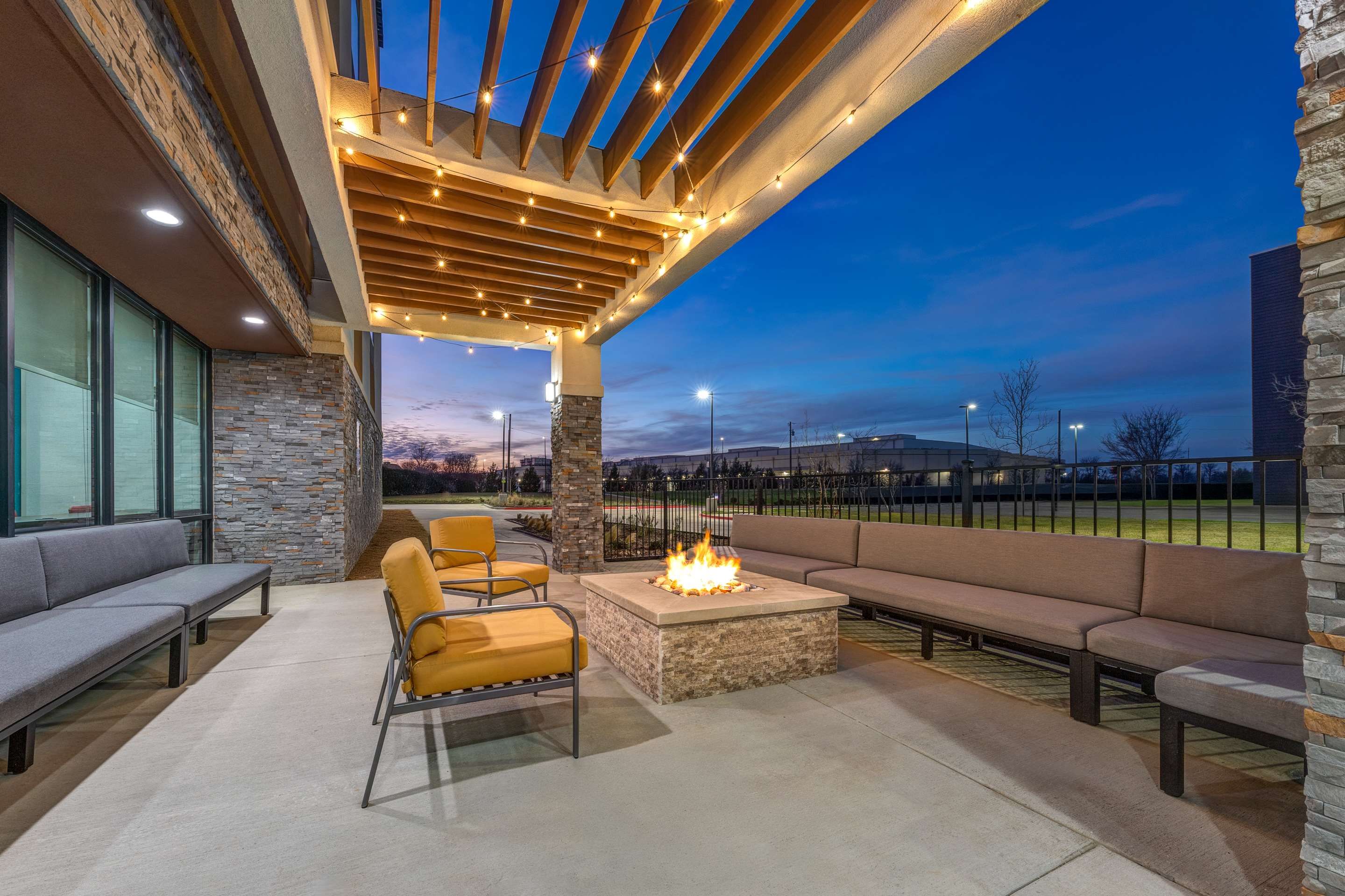 Home2 Suites by Hilton Dallas I-30 Cockrell Hill - דאלאס - מרפסת