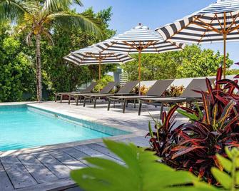 Anguilla's 'place to be' spacious 5-bedroom villa on upscale Meads Bay beach - West End Village - Bazén