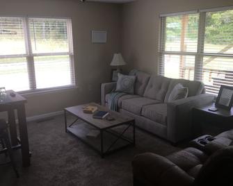 cozy, quiet, rural hideaway close to everything1 - Sherwood - Living room