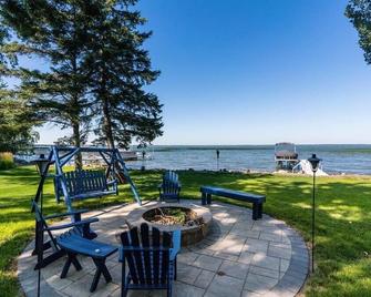 Cozy Family-Friendly Cabin on Ottertail Lake - Your Perfect Minnesota Getaway - Battle Lake - Patio