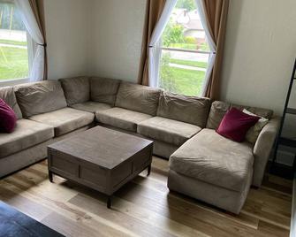 Historical Renovated Downtown Westfield Farmhouse - Westfield - Living room