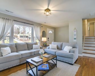 Sunny Family Home, 3 Mi to High Point Market! - High Point - Living room