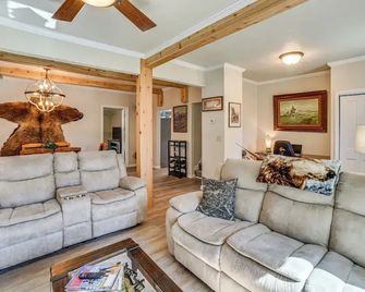 Walk to River: Oacoma Home w/ Dog-friendly Yard! - Oacoma - Sala de estar