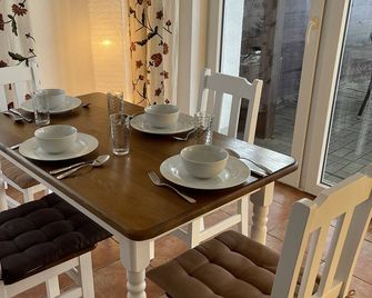 Vacation apartment-ground floor-garden in an idyllic location - Hellenthal - Essbereich