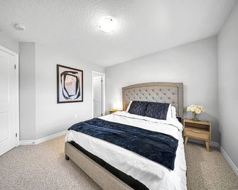 Lavish Home on Hamilton Mountain - Hamilton - Bedroom