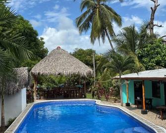 Beachfront Escape in Esterillos Centro - Pool, A/C, WiFi & Private Rooms - Bejuco - Bazén