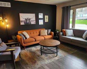 Modern Home, Sleeps 10, Near Downtown and VU, over 2000 sqft - Valparaiso - Obývací pokoj