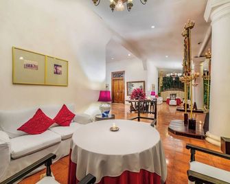 Hotel Tugu Blitar - Blitar - Wohnzimmer