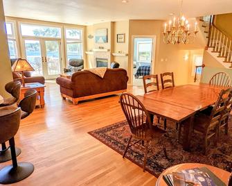 Supper Club On Water, Wifi Netflix - Wautoma - Dining room