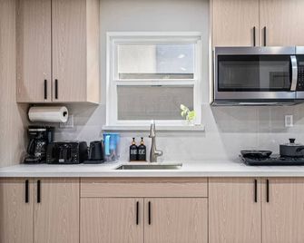 1570 downstair 3Br unit near Downtown Daly city - Daly City - Kitchen