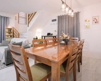 3-bedroom house in tranquil Bagac, Bataan w/ Mountain Views Near Las Casas - Bagac - Comedor