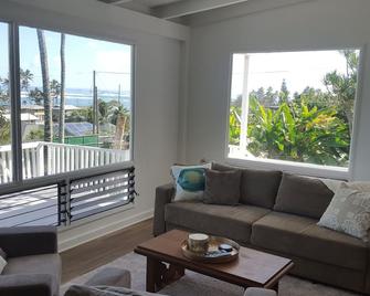 Recently Update Home!Quiet Beach Community! Come to the Country & Escape Crowds! - Kaaawa - Living room