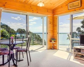 Coopers Beach Retreat-Tui cottage, a modern kiwi beachfront bach. Pet Friendly - Mangonui - Balcony