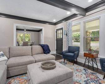 5 BR home off I-35/10 Mins to Downtown - Merriam - Living room