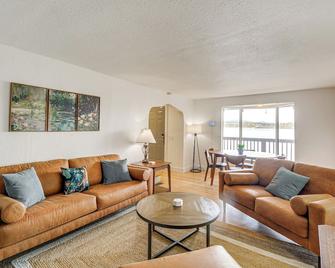 Walk to Beaches: Waterfront Home in Port Orchard! - Port Orchard - Sala de estar