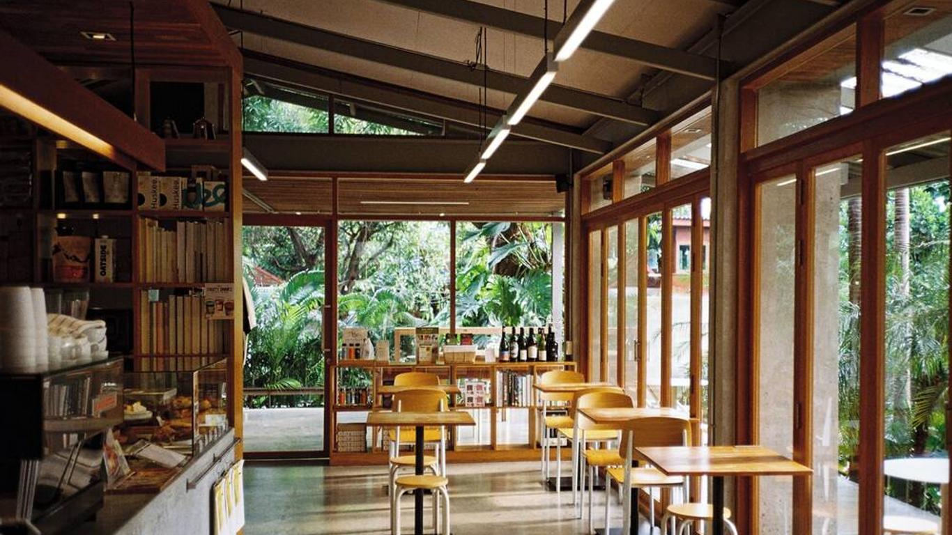 SUNKISS Pool.Bed.Cafe