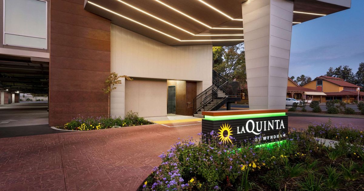 La Quinta Inn & Suites by Wyndham Clovis CA from 99. Clovis Hotel