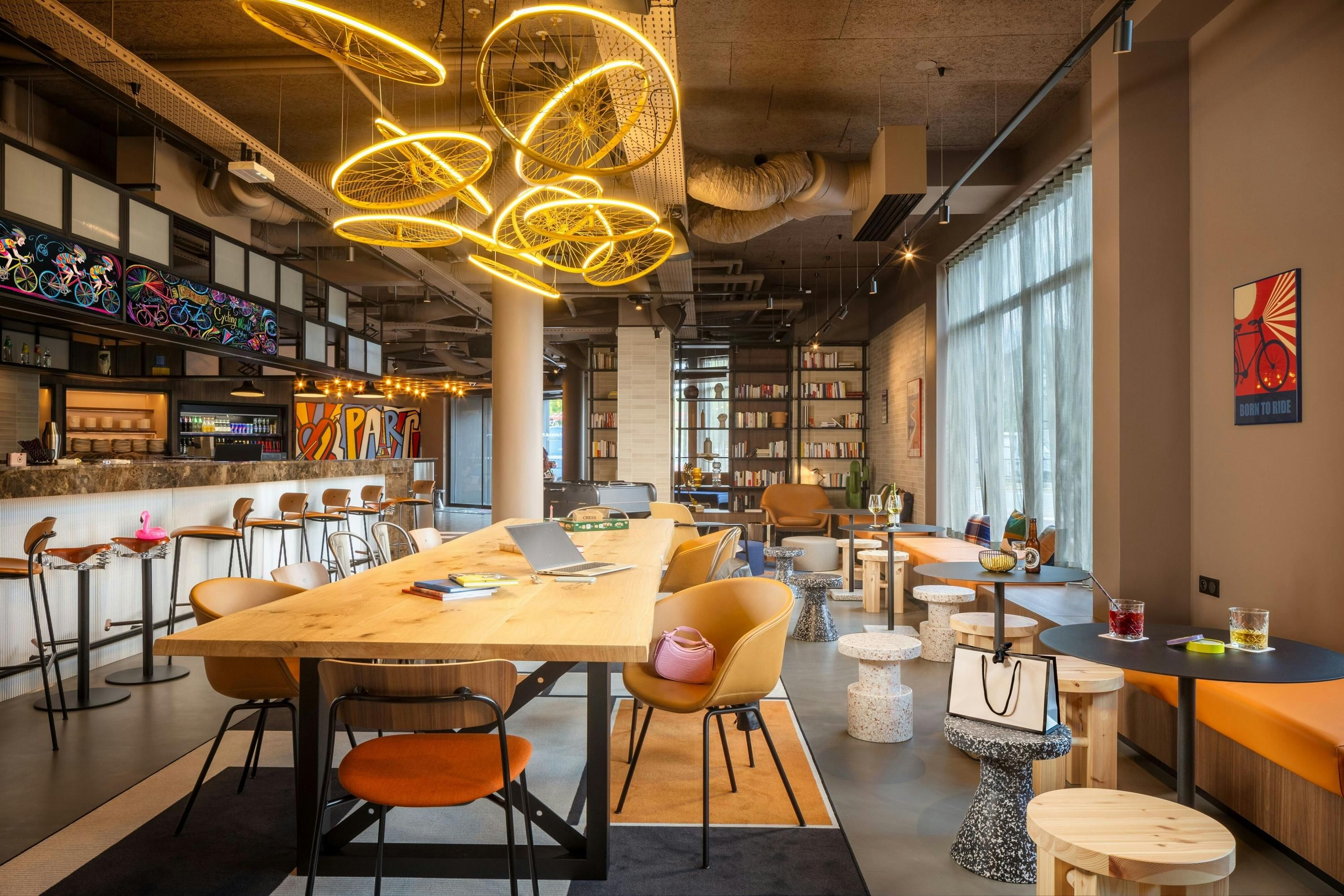 Moxy Paris Clamart thumbnail 2