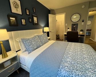 AT and T is steps away 2BD unit - Arlington - Bedroom