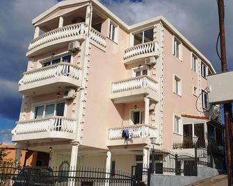 Family apartment with sleeping room and living room - Ulcinj - Building