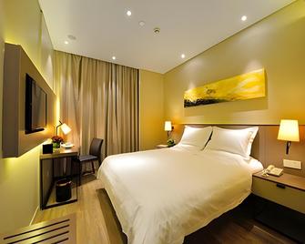 Home Inn Plus Kunming Cui Hu - Kunming - Habitación