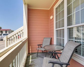 Steps to Beach and Seawall! Galveston Condo with Pool - Galveston - Balcony