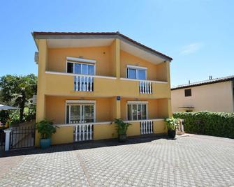 Apartments Jelica - Njivice - Budynek