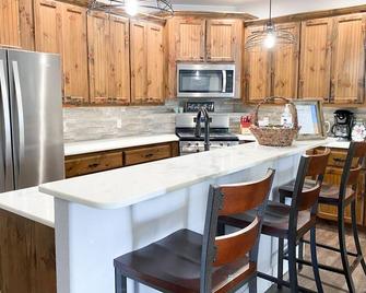 Bear Mountain Lakehouse on Privately-Owned Lake - Wilburton - Kitchen