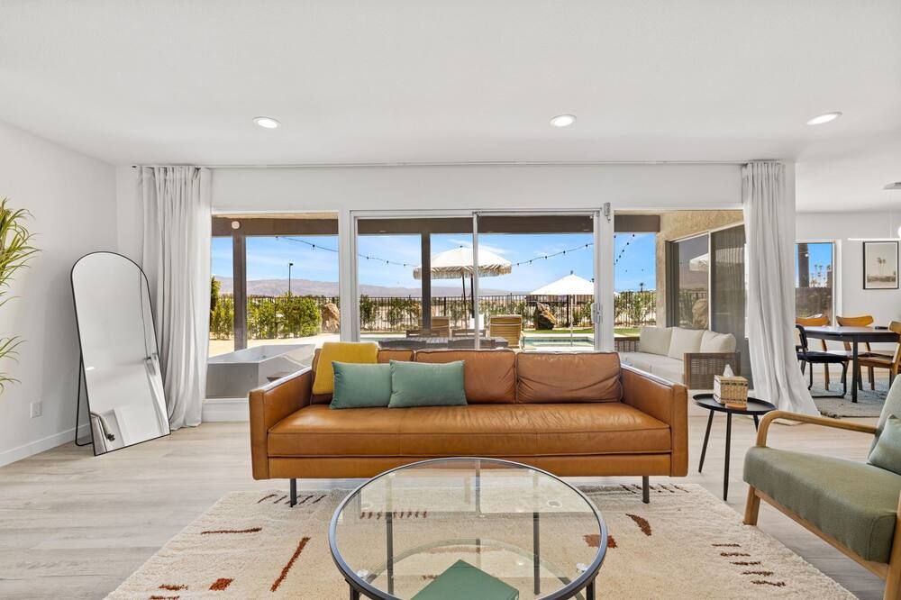 Stunning Desert Getaway w/ Ice Bath & Pool! - Bermuda Dunes - Wohnzimmer