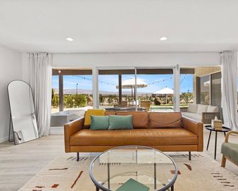 Stunning Desert Getaway w/ Ice Bath & Pool! - Bermuda Dunes - Wohnzimmer