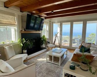 Ocean View Cliffside Escape - Cape Neddick - Living room