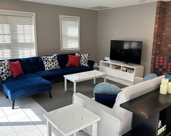 Waterfront Goodspeed airport 2-bedroom house with AC, WiFi - East Haddam - Living room