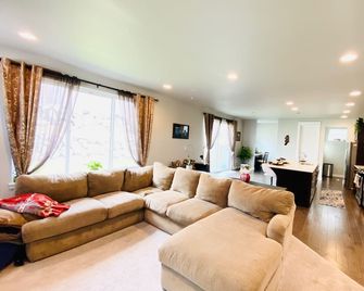 One bedroom with private bath in a quite neighborhood/shared home with owners. - Marysville - Вітальня