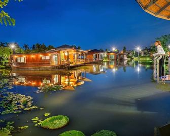 Boat House Boutique Riverside - Nakhon Chai Si - Outdoors view
