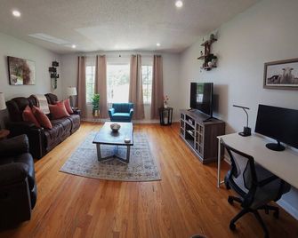 Spacious 4-bedroom house with GalleriaPet-friendly. Fully fenced backyard. - Madison - Living room