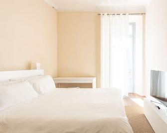 Suite Cavour by iCasamia it - Varese - Habitación