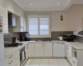 Botany Wellness Oasis: Family Ready Home With Swim Spa & Sauna - Botany - Cocina