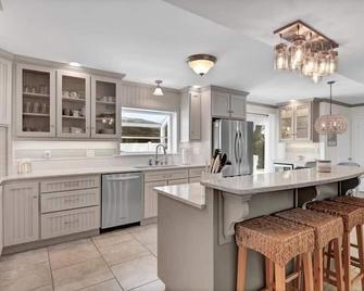 Casa Blanca Cottage - Jekyll Island - Kitchen
